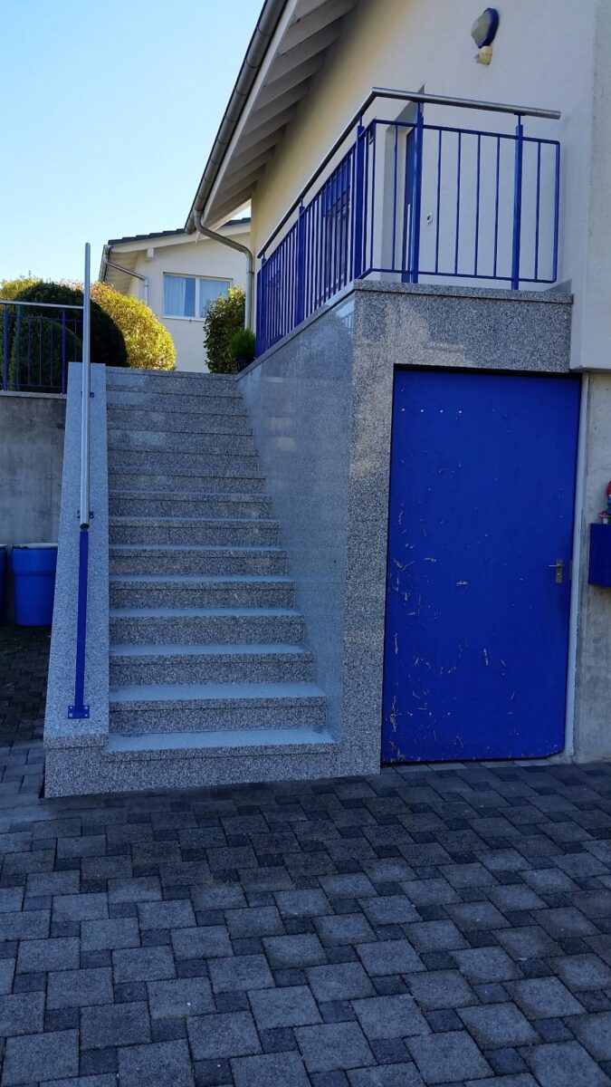 Treppen Veredelung. Naturstein auf Aussentreppe