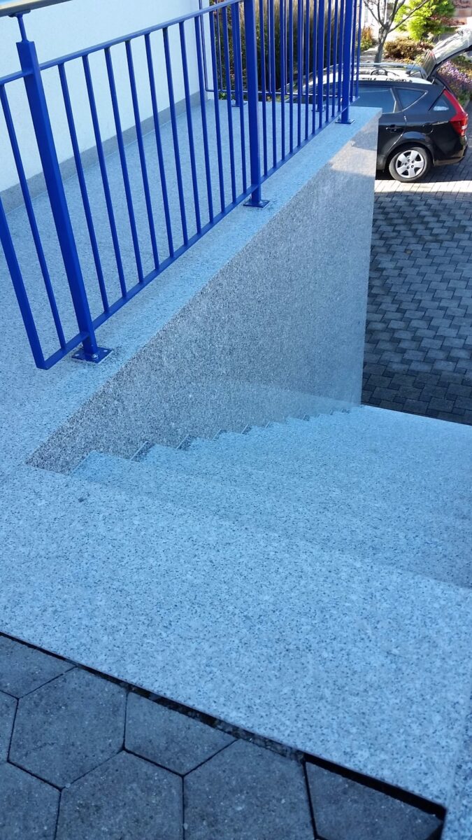 Treppen Veredelung. Naturstein auf Aussentreppe