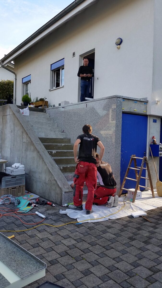 Treppen Veredelung. Naturstein auf Aussentreppe